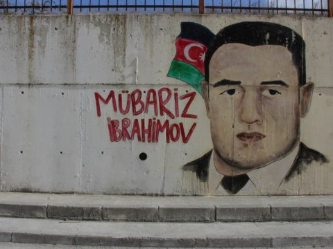 İstanbul məktəblərinin birinin divarında Mübariz İbrahimovun şəkli çəkilib
