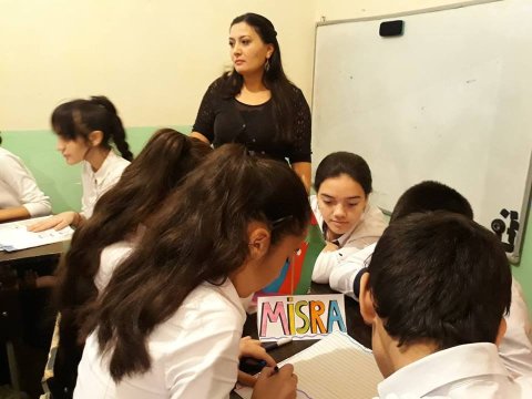  Şagirdləri “tşk”, “ok”dan qurtarmaq üçün onlara kitab hədiyyə edən müəllimə: “Vəziyyət bərbaddır”