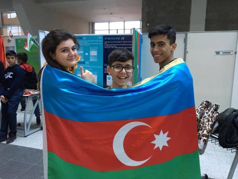 Orijinal mobil tətbiq hazırlayan, sinfə dərs keçən şagirdlər - Ölkəni dünya üçüncüsü edən örnək məktəb - VİDEO