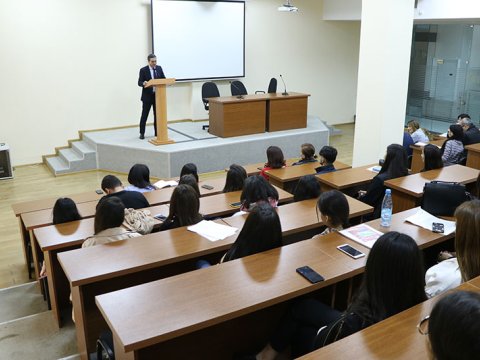 Baş narkoloq Araz Manuçəri Azərbaycan Universitetinin tələbələrinə mühazirə oxuyub
