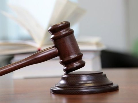 Orta məktəb şagiridi məhkəmə zalında azadlığa buraxıldı