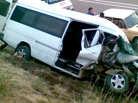 Salyanda məktəbliləri aparan mikroavtobus aşdı - Ölən və yaralananlar var  