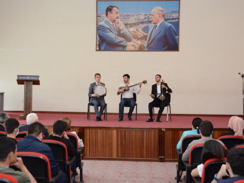 UNEC tələbələrinin ifasında Ulu öndərin sevdiyi mahnı və şeir çələngi - FOTO