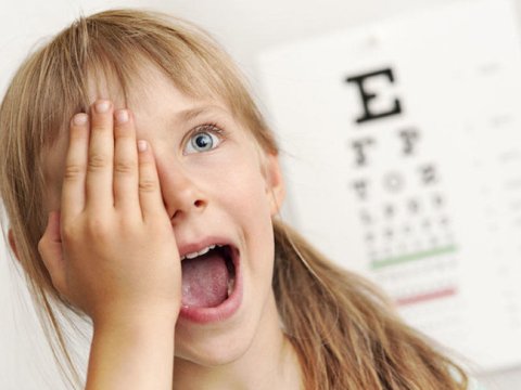 Məktəblilərdə göz zəifliyi nədən yaranır? - Oftalmoloq səbəbləri açıqlayır