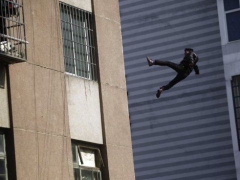  Özünü məktəbin 2-ci mərtəbəsindən atan şagirdin vəziyyəti ağırdır - NAZİRLİK 