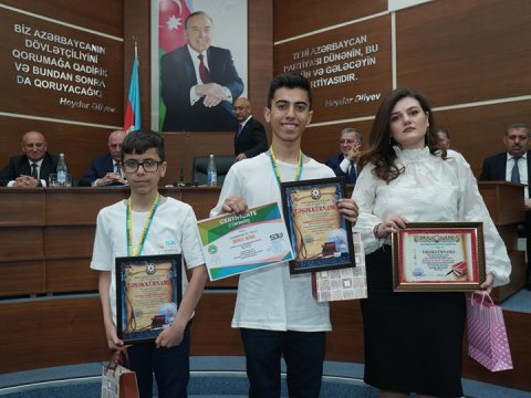 İcra başçısı bürünc medal qazanan şagirdləri təltif etdi - VİDEO