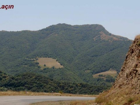“Məktəbimiz boş səhralıqda, dəhşətli ərazidə yerləşir” – Laçın müəllimləri