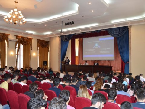 Tələbələr qiymətli kağızlar bazarı barədə məlumatlandırılıb