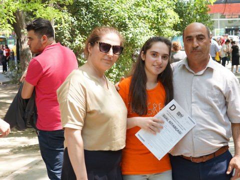 Həyəcanlı abituriyentlər, gözüyolda qalan valideynlər - Qəbul həyəcanı FOTOLARDA