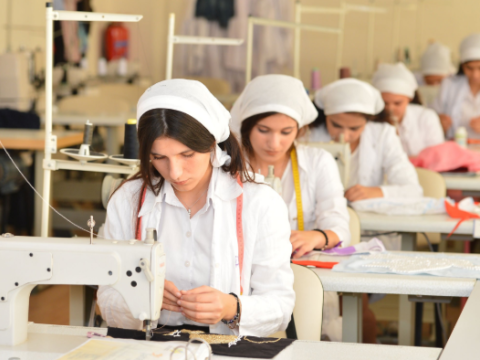 “Peşə məktəblərinə” diqqəti artıracaq dövlət jesti – “Kitabların pulsuz paylanması yerinə düşdü”