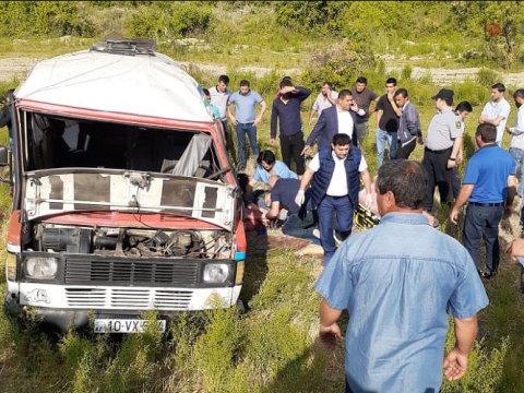 Yevlaxda tələbələri daşıyan mikroavtobus aşıb