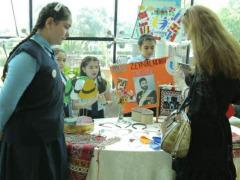 Şagirdlərin əl işlərindən ibarət sərgi-satış yarmarkası