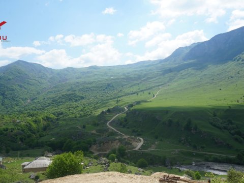 Xüsusi “tunel”dən yararlanan, bulaqdan su gətirən müəllimlər və Nuhun davamçıları -Avropanın ən ucqar məktəbindən reportaj