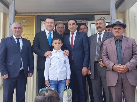 Təhsil şöbəsinin müdiri 4 yaşlı qızı seldən xilas edən məktəbli ilə görüşdü -  FOTOLAR