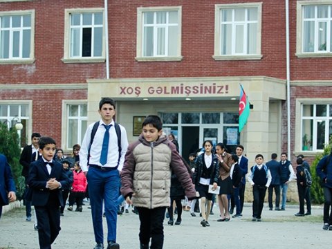 Məktəbə gec gedənlərə gündə 12-13 saat dərs keçilir  