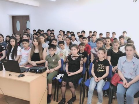 Gənc müəllim məcburi köçkün uşaqlar üçün kinoteatr təşkil etdi