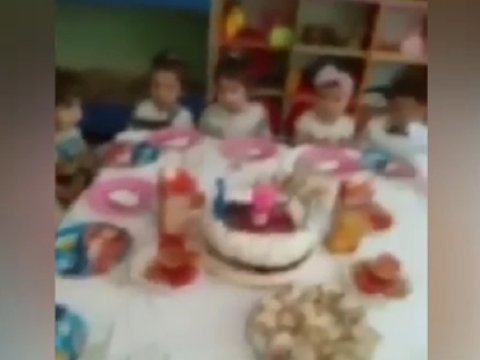 Bakıda bağça tərbiyəçisi uşağı belə döydü - Video