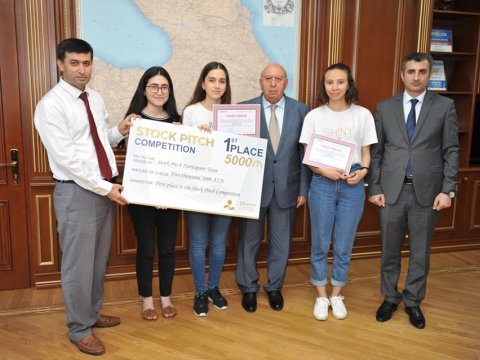 Rektor tələbələri fəxri fərmanla təltif etdi - FOTO  