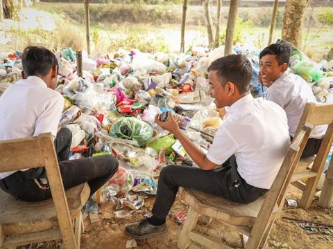 İllik ödəniş əvəzinə plastik tullantılar tələb edən məktəb – FOTO