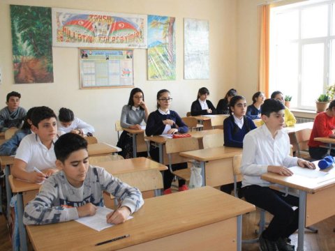 Azərbaycanda məktəblərin 30 faizi dərsləri iki və ya üç növbədə keçir