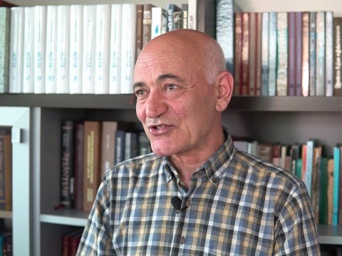 “Burada 10 minə yaxın kitab olsa da, yenə də kitabxana yox, kiçik guşədir” – Vaqif Bəhmənlinin “Şəxsi kitabxanası”  