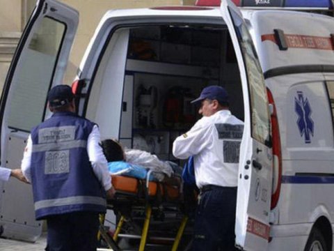 Məktəbin qarşısında şagirdi maşın vurdu - Təcili xəstəxanaya çatdırıldı