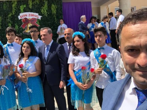 Nazir Qubdalı məktəbinin 28 məzununu təbrik etdi: “Bu gün müstəqil həyata addımlamağa hazır yeniyetmələrsiniz”   