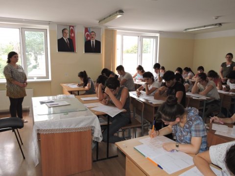 “Nəzarətçilərin ayaqqabılarının taqqıltısı bizə mane olur”- Tələbələrin sessiya həyəcanları-SORĞU  