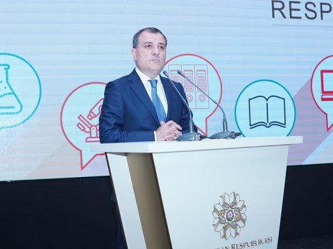 Nazir universitet qapıları üzlərinə taybatay açıq olan şagirdləri mükafatlandırdı - FOTOLAR  