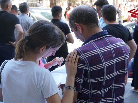 Həyəcanlı abituriyentlər, gərgin valideynlər - Qəbul imtahanından FOTOREPORTAJ
