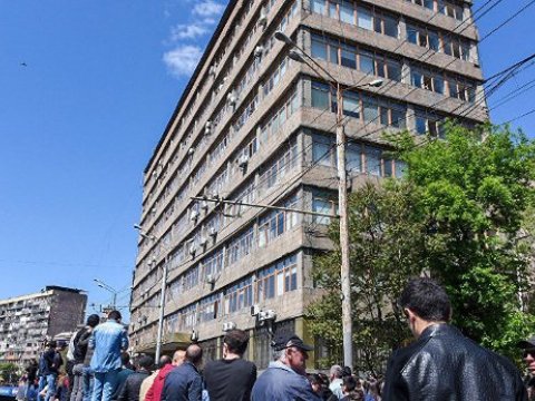 Universitetdə 60 tələbə və müəllim təxliyə olundu - Ermənistanda  