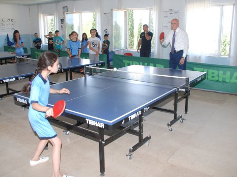 Nazir müavini  məktəblilərlə tennis oynadı - FOTO