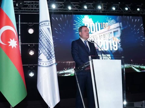 Bakı Dövlət Universitetini 5 minə yaxın tələbə bitirdi - Məzun günündən FOTOLAR