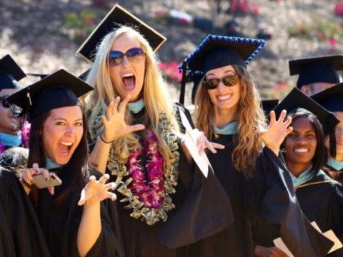 Dünyada maraqlı Məzun günü ənənələri – Roma Papası kimi geyinib, gəlinliyə bürünən tələbələr- FOTO