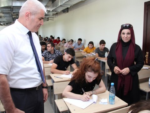 Valideynlər imtahan prosesini izlədilər - FOTOLAR