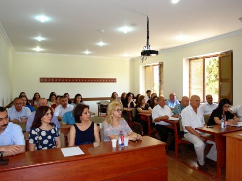 UNEC-də yüksək bal toplayan bir qrup tələbəyə sertifikatlar təqdim edilib