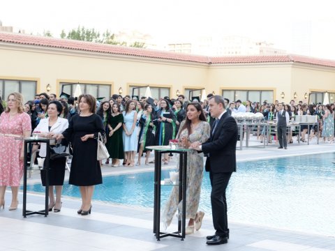 Leyla Əliyeva  “SABAH”  tələbələri ilə bir arada - FOTO