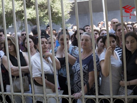 Həyəcanlı abituriyentlər, narahat valideynlər - Qəbul imtahanı fotolarda