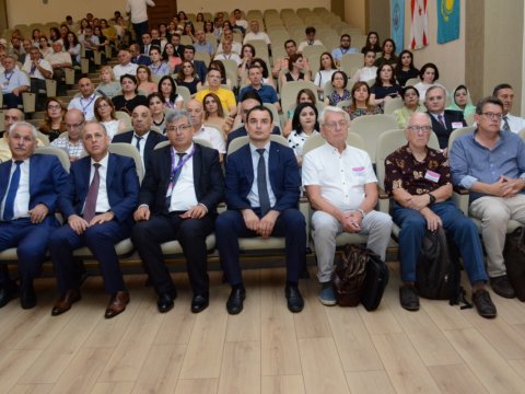 “Ömürboyu təhsil və liderlik” - UNEC-də  