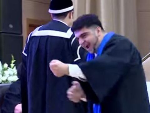 Tələbə rektordan diplomunu oynaya-oynaya aldı - Bakıda qeyri-adi təqdimat - VİDEO