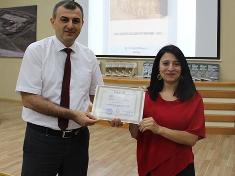 Gənc arxeoloq alim və tələbələrin yay məktəbində fərqlənən iştirakçılara sertifikatlar verildi