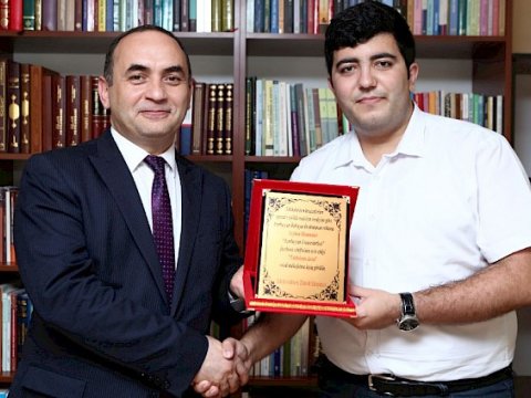 Rektor “Tələbələrin dostu” sosial mükafatına layiq görüldü