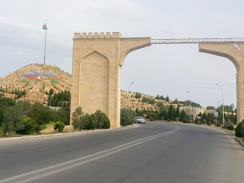 “İclas keçirəndə məcburən bir tərəfə yığışırıq ki, zalın orta hissəsi çökməsin”-Ağdamın “didərgin məktəbləri”  