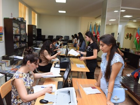 ADU-da abituriyentlərin sənəd qəbuluna könüllü tələbələr kömək edirlər