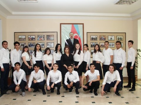 Bakıda daha bir məktəbin bir sinfin bütün məzunları tələbə adı qazandı