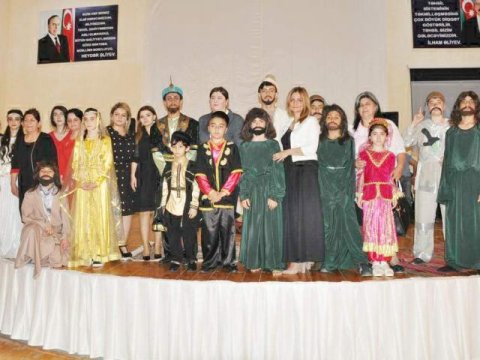 Şagirdlər Nəsimi irsini öyrənərkən