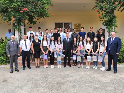 Ali məktəblərə qəbul olan xocavəndli məzunlar mükafatlandırılıblar  