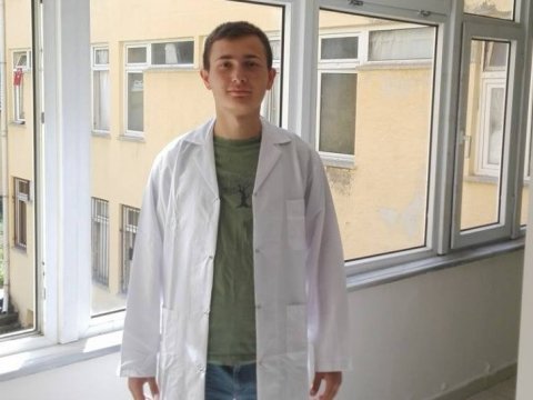 Tibb fakültəsinin tələbəsindən dəhşətli əməl - Özünü güllələdi (Foto)