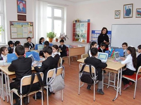 Təhsil işçisindən lisey sinifləri ilə bağlı təklif: “Tədris yalnız nəzəri biliklər əsasında qurulmasın”  