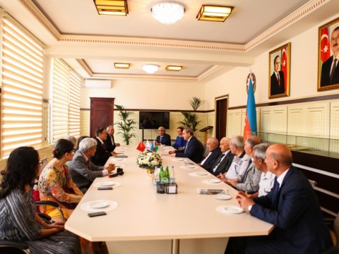 Rektor BDU-nun vyetnamlı məzunlarını 100 illik yubileyə dəvət etdi  